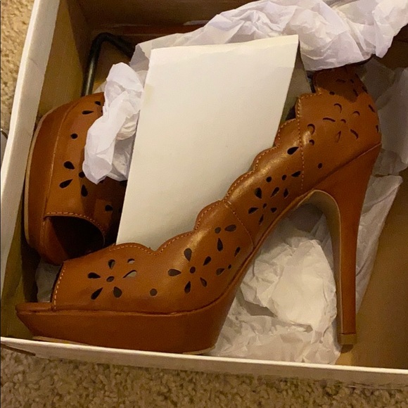 New XOXO brown platform pumps - Picture 5 of 5